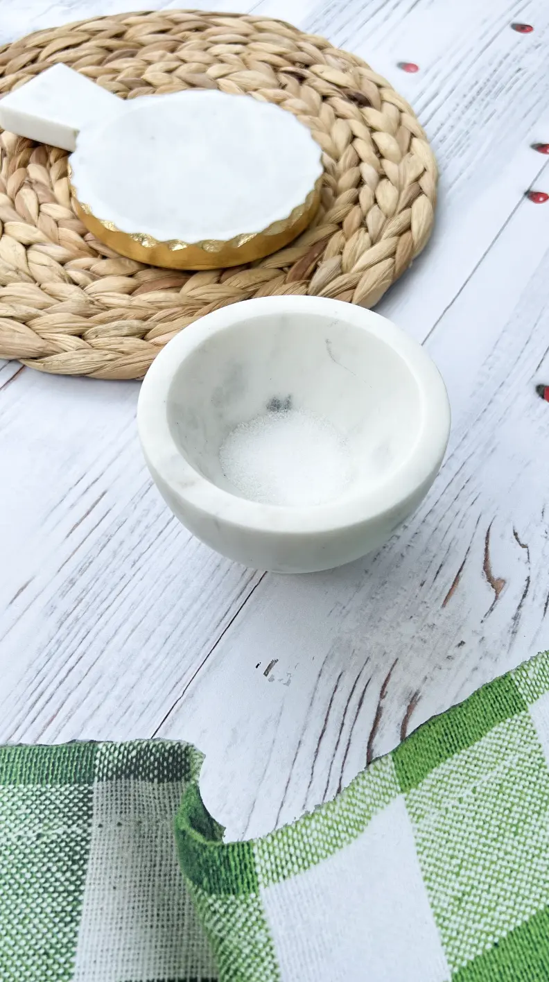 Fondo Rígido Gastronómico - Encimera de Madera Blanca con Mantel de Cuadros Verde-media-63635
