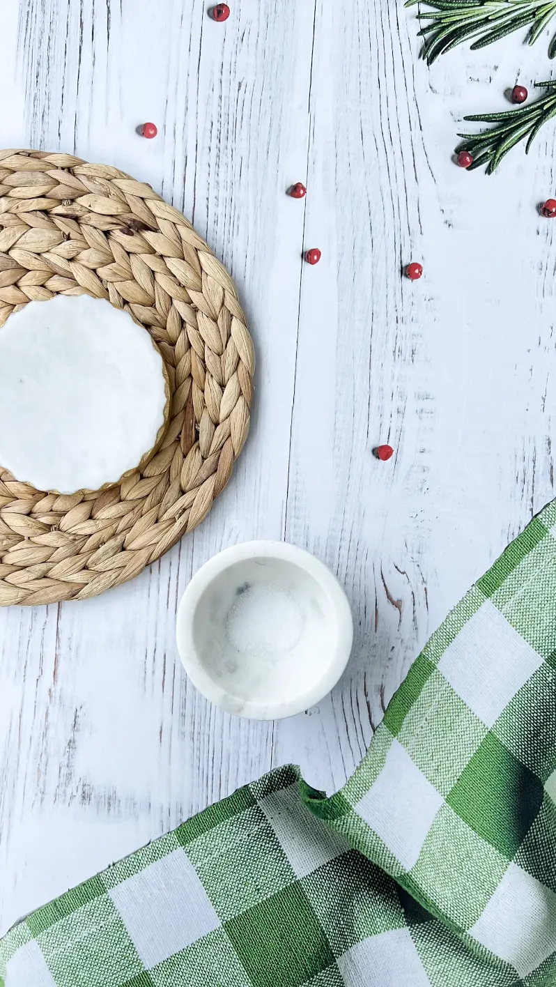 Fondo Rígido Gastronómico - Encimera de Madera Blanca con Mantel de Cuadros Verde